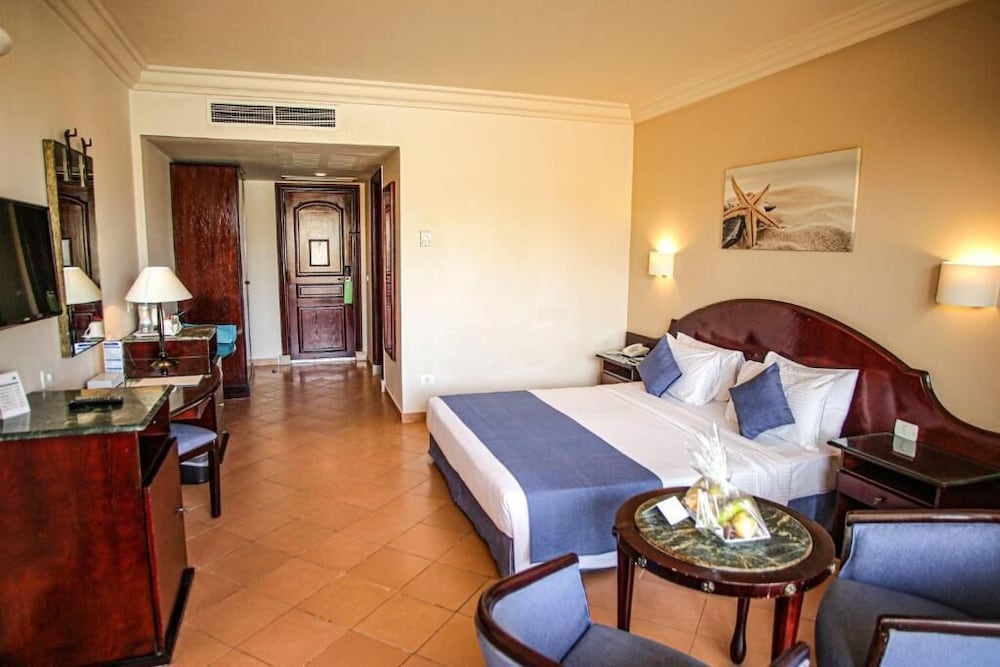 Superior Room, Partial Sea View (Queen or Twin) photo 2