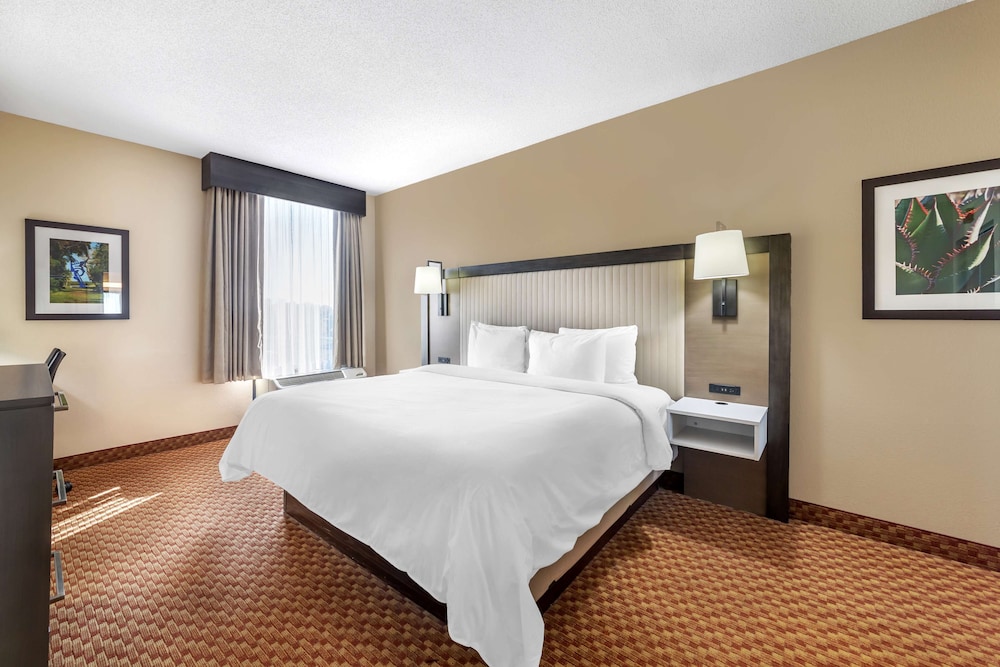 Suite, 1 King Bed, Non Smoking, Jetted Tub (Living Room) photo 3