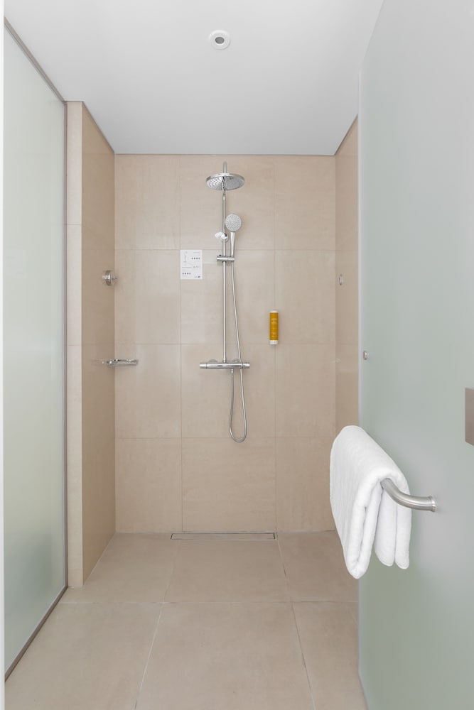 Superior Twin Room, Non Smoking, Corner photo 2