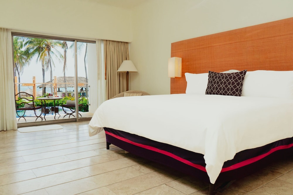 Deluxe King with pool sea view - Photo 11