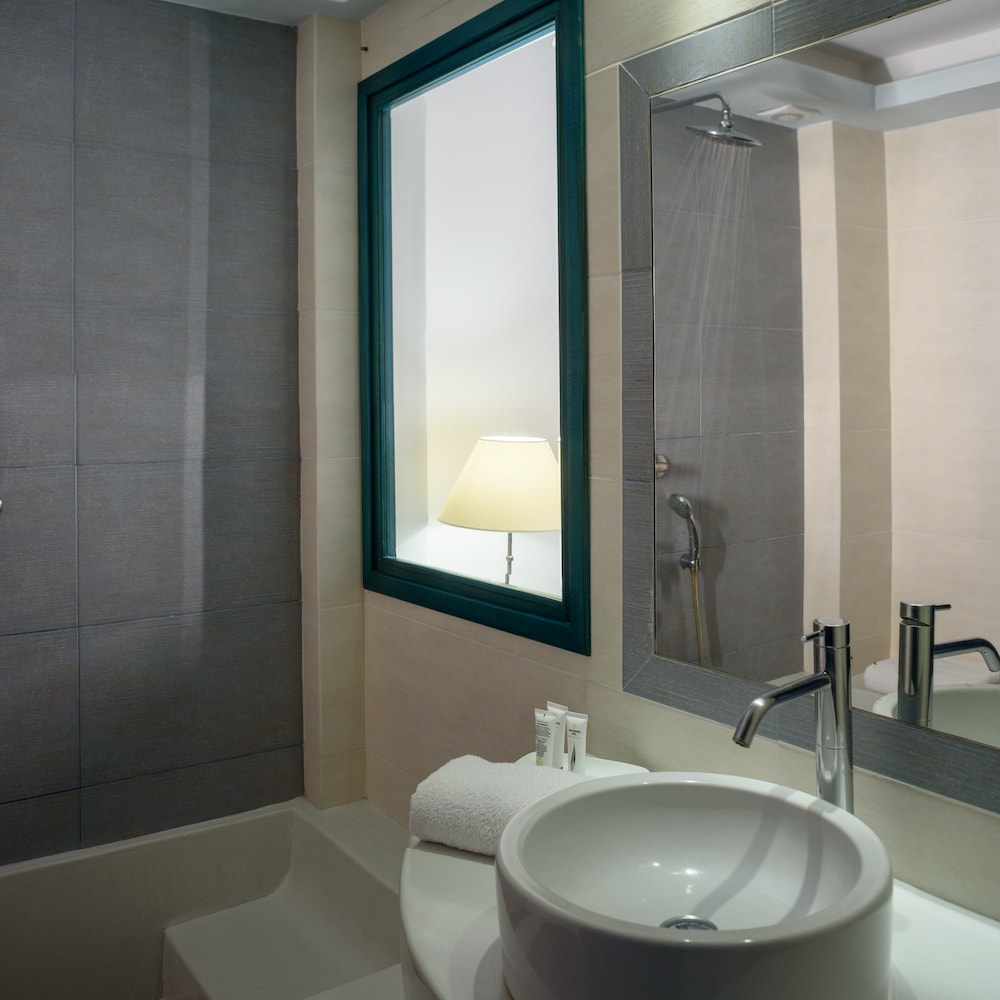 Economy Triple Room - Photo 3