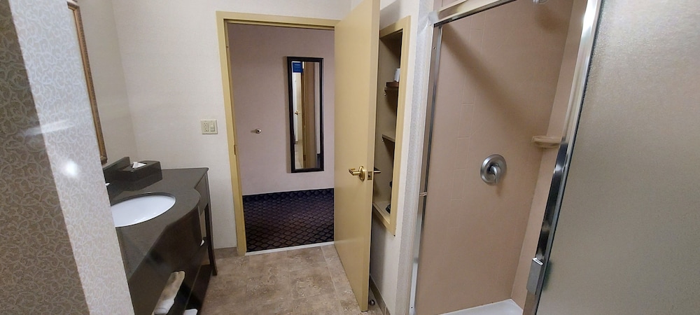 One king bed whirlpool non smoking - Photo 3