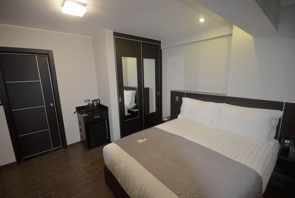 Deluxe Room, 1 Queen Bed photo 1