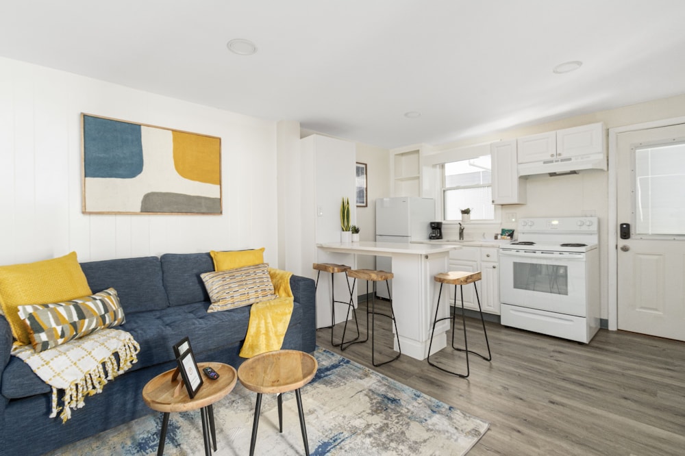Queen 1-Bedroom Apartment - Photo 4