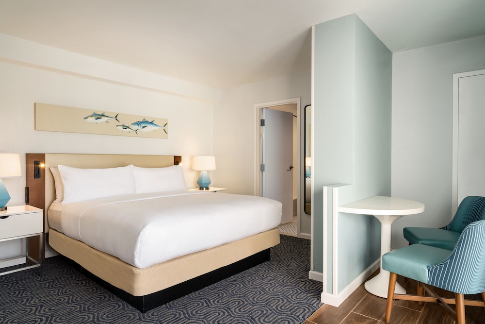 Basic Room, 1 King Bed, Accessible, Bathtub (Mobility & Hearing) - Photo 2