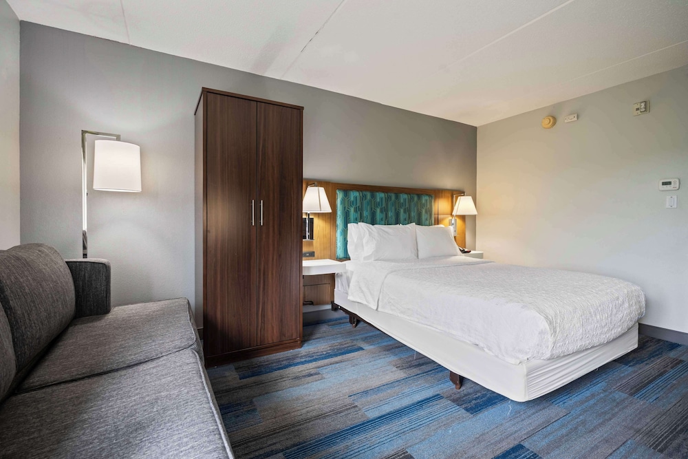 Standard Room, 1 King Bed, Non Smoking - Photo 4
