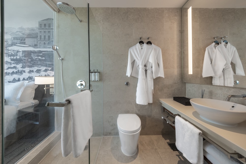 Panoramic Riverview Room with Club Lounge Access photo 2