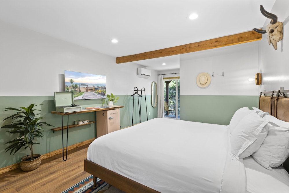 Premium Room, 1 King Bed, Valley View photo 2