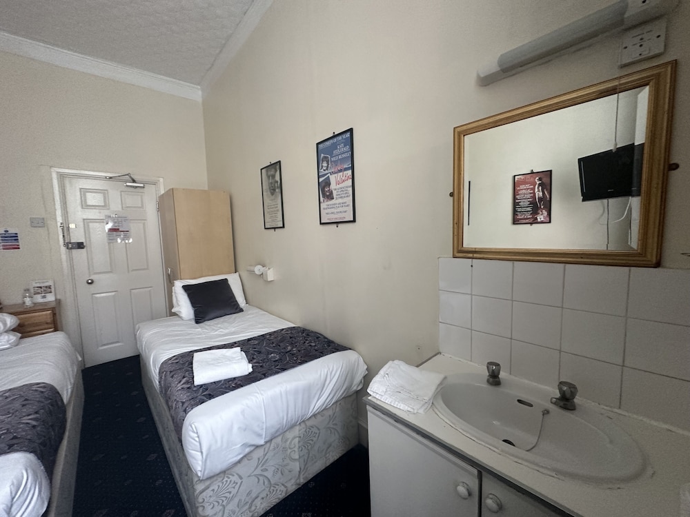 Basic Twin Room, Shared Bathroom photo 2