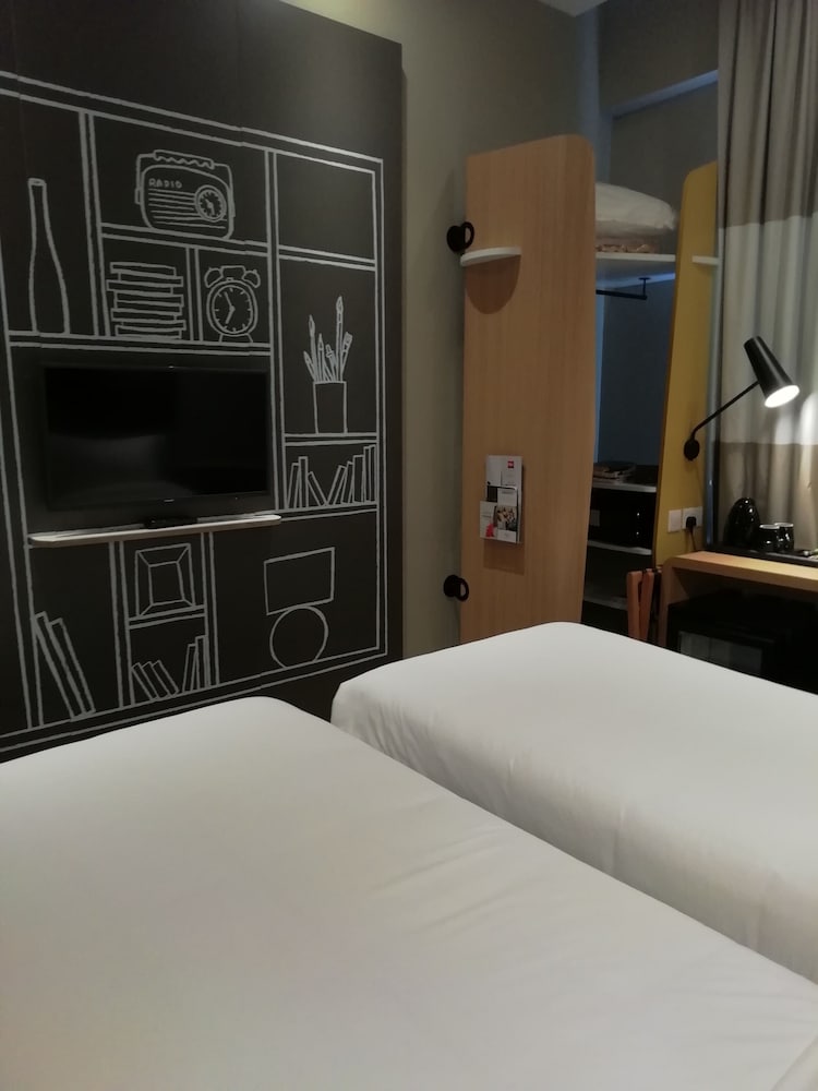 Standard Room, 2 Twin Beds - Photo 8
