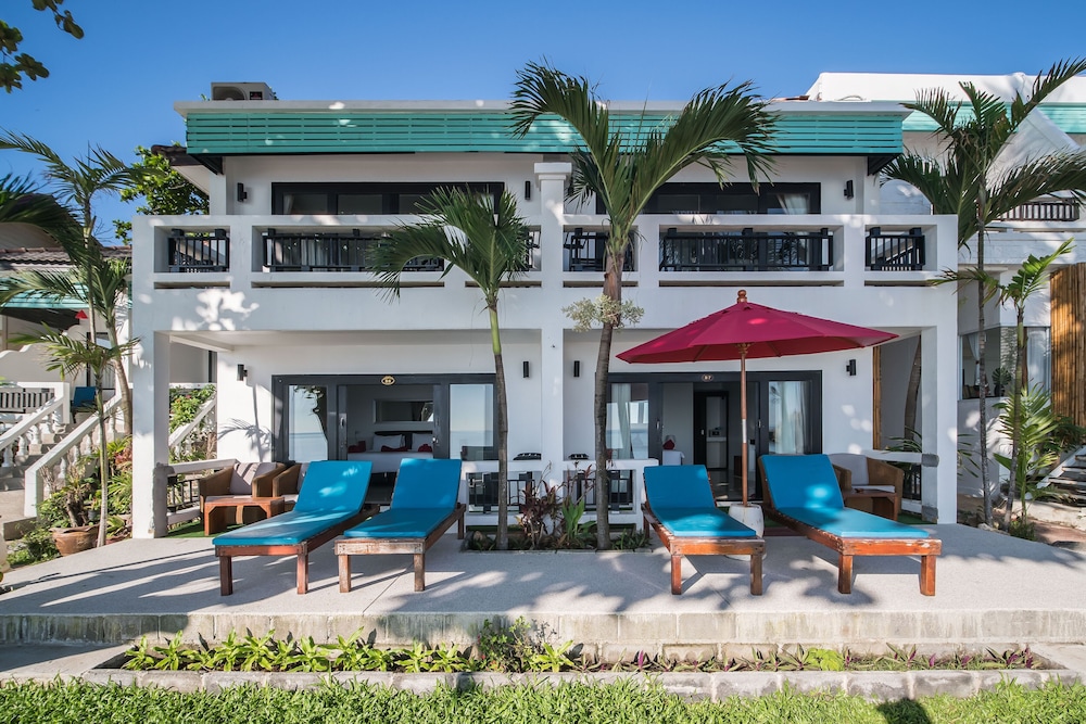 Deluxe Beachfront Room - Photo 3