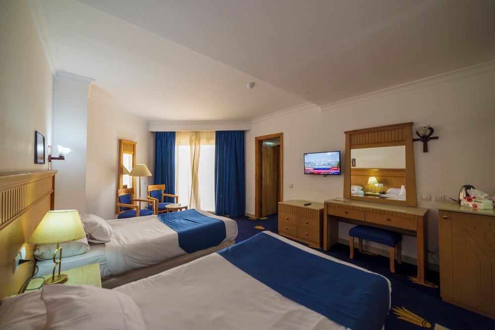 Family Suite Pyramids View