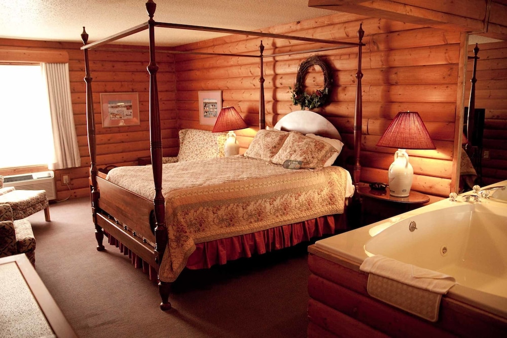 Suite, 1 King Bed, Non Smoking, Jetted Tub - Photo 2