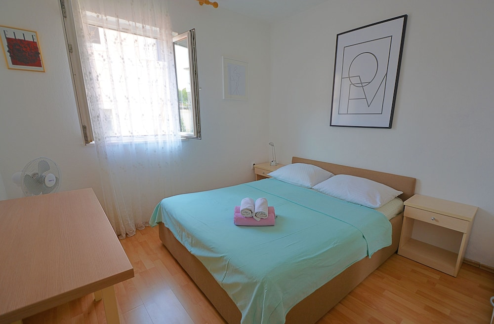 Basic Single Room, 1 Double Bed, Non Smoking, Shared Bathroom photo 1