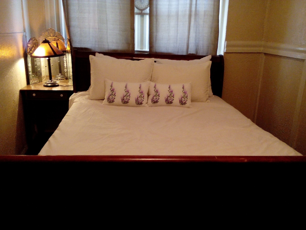 Design Studio, 1 Queen Bed
