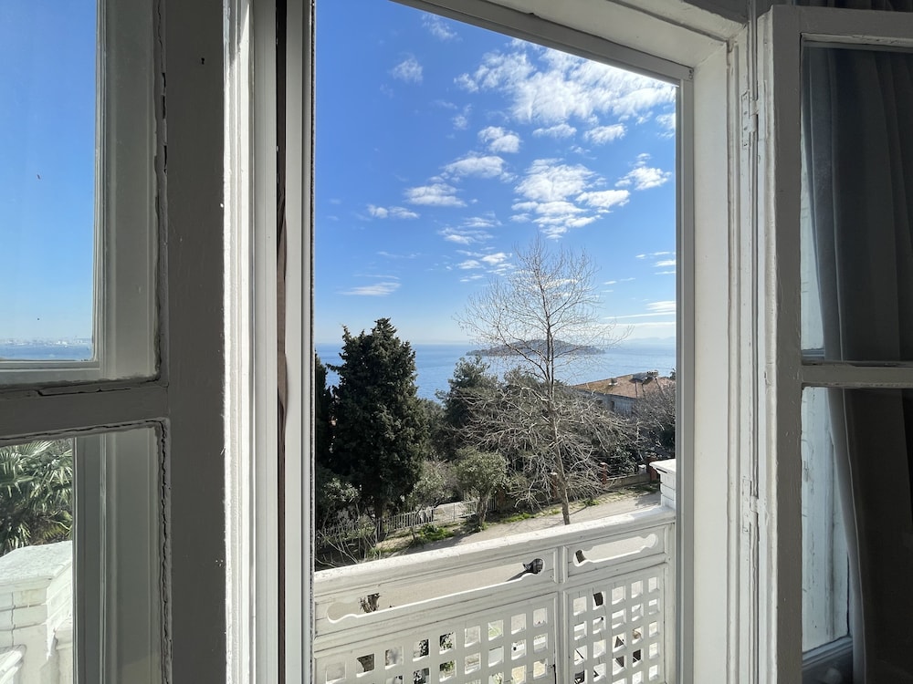 Deniz Manzarali Fransiz Balkonlu Oda - Photo 7