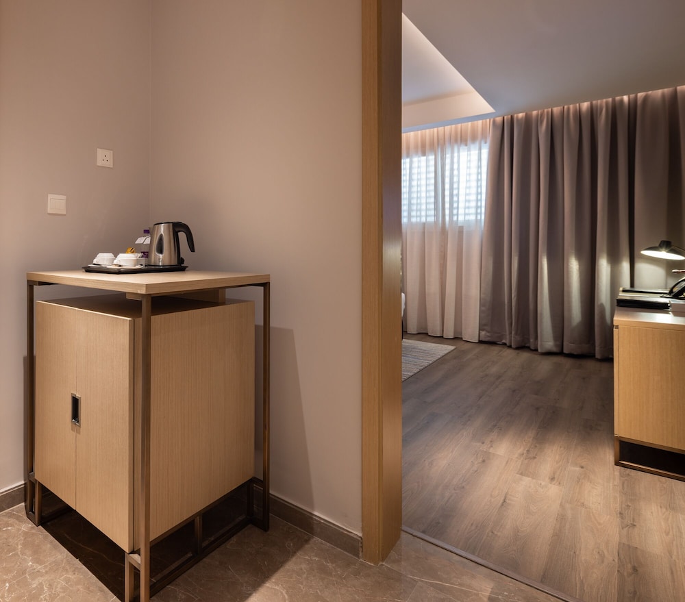 Junior Suite, 1 King Bed, Non Smoking photo 3