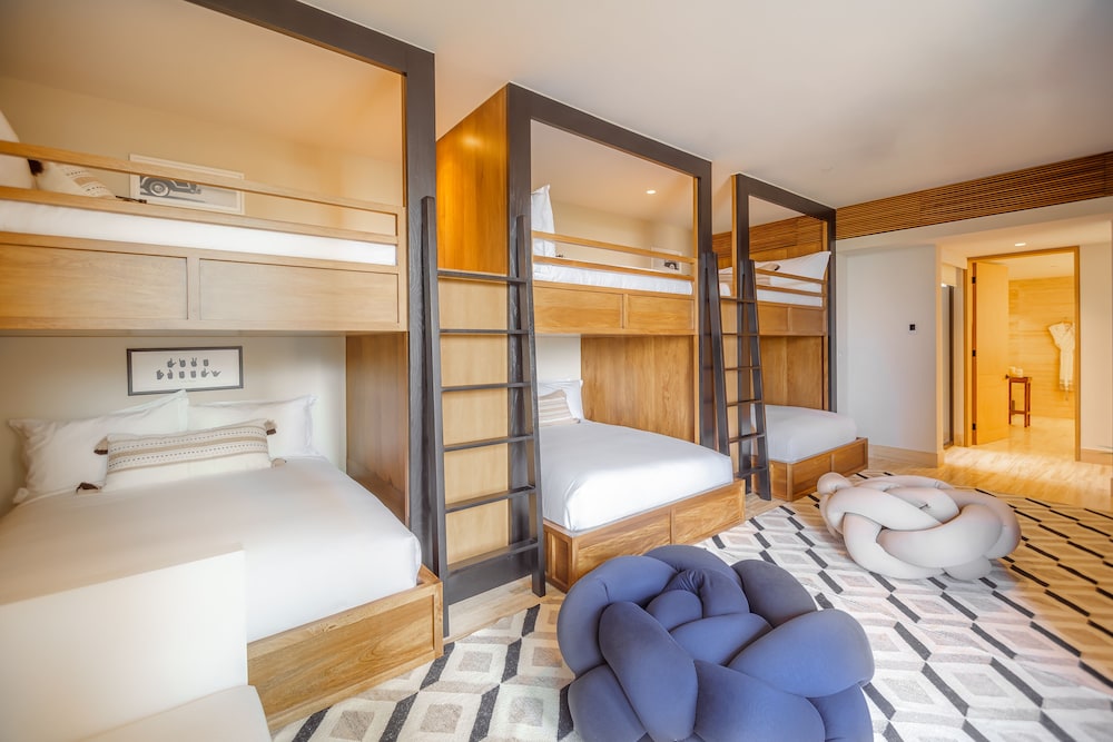 Ocean View Two Bedroom Residence with One King and Bunks