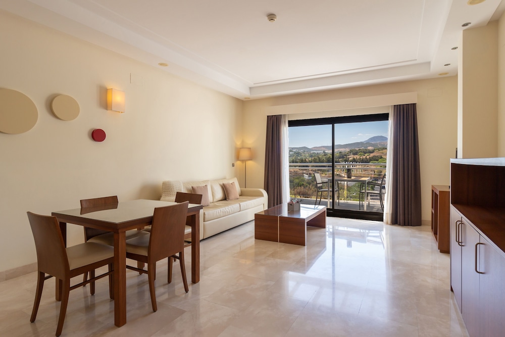 Suite, 2 Bedrooms (4 adults + 2 children) photo 3