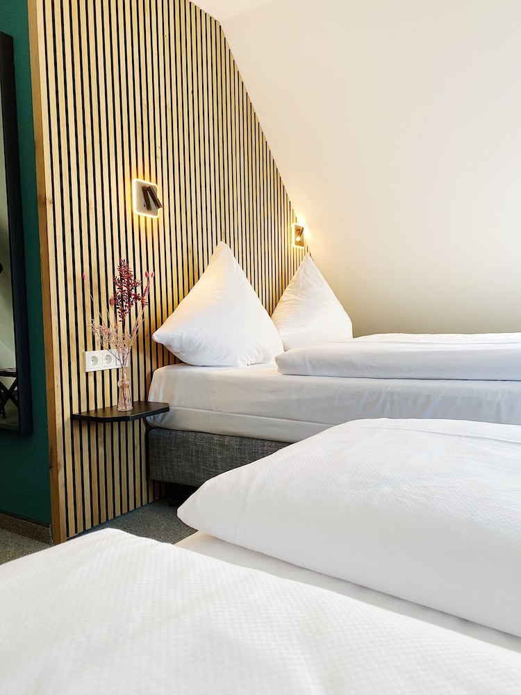 Quadruple Room thumbnail 5