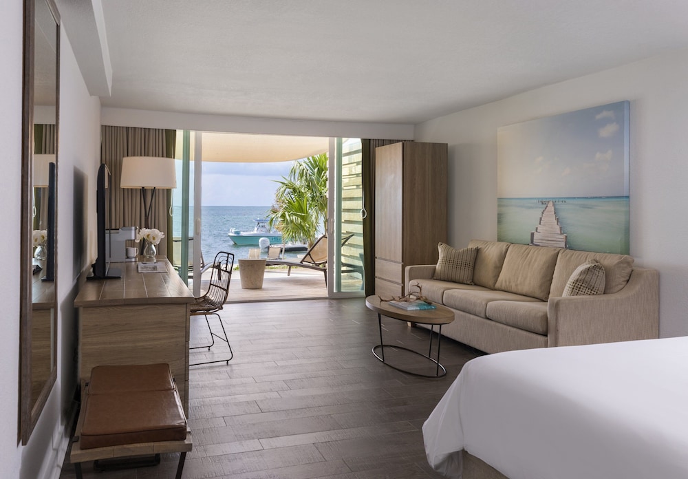 Alligator Reef Oceanfront Room King Lanai with Queen Sofabed