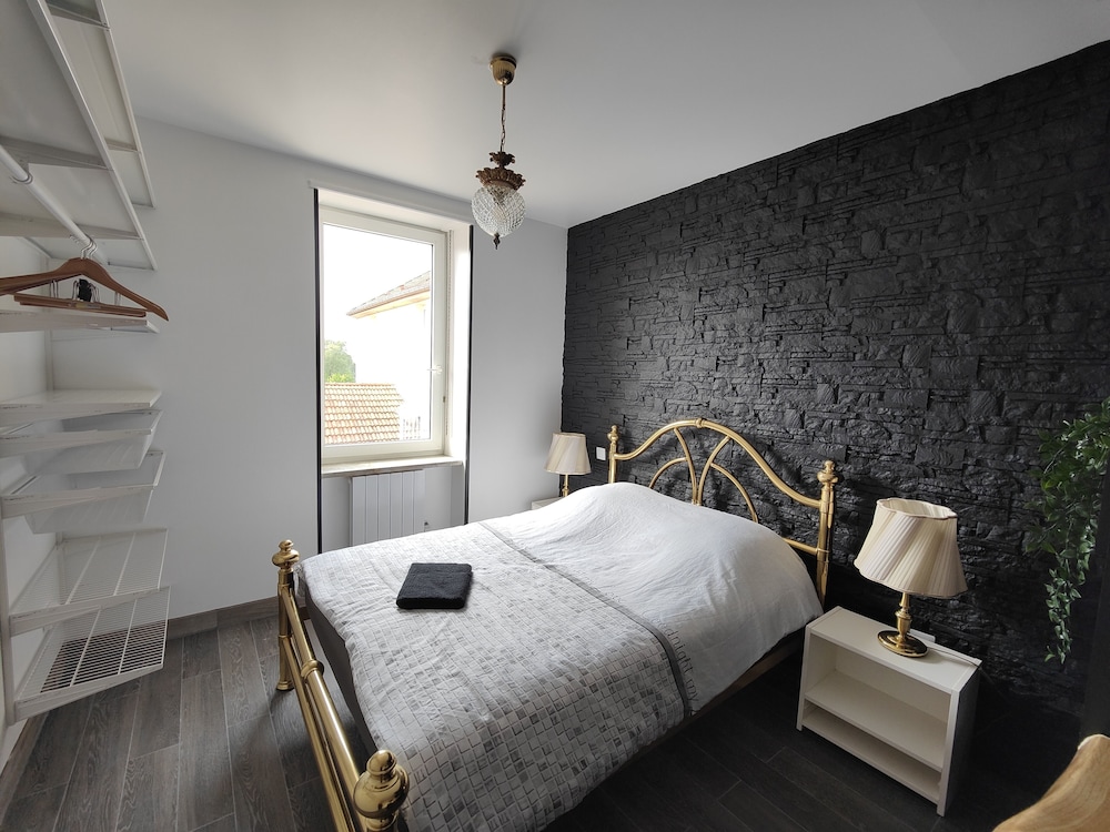 Golden Elegant Apartment