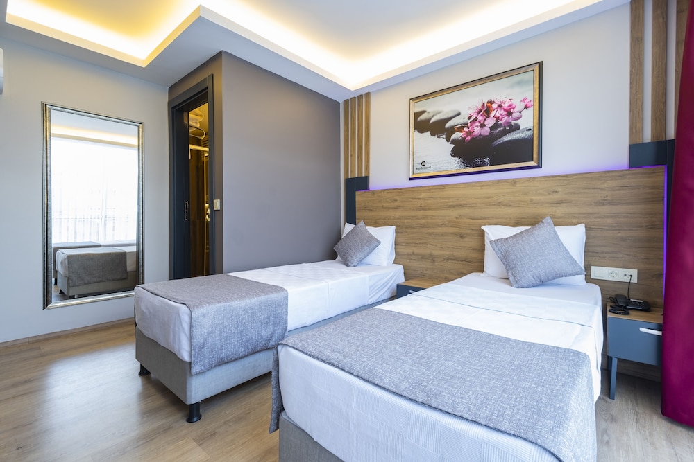 Standard Double or Twin Room photo 1