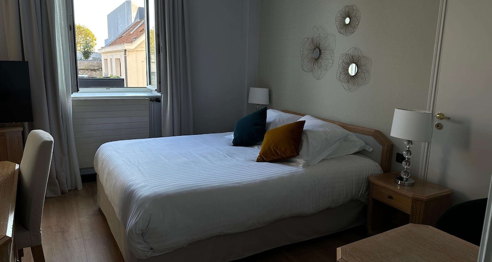 Standard Room, 1 Queen Bed, Non Smoking - Photo 5