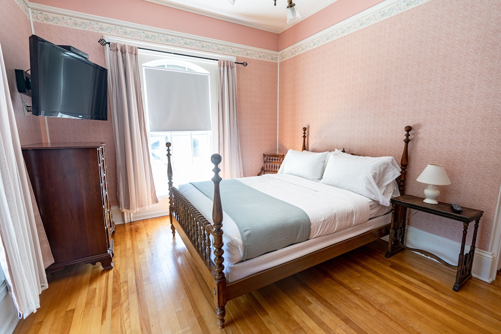 Standard Room, 1 Queen Bed, Shared Bathroom, Garden View photo 1