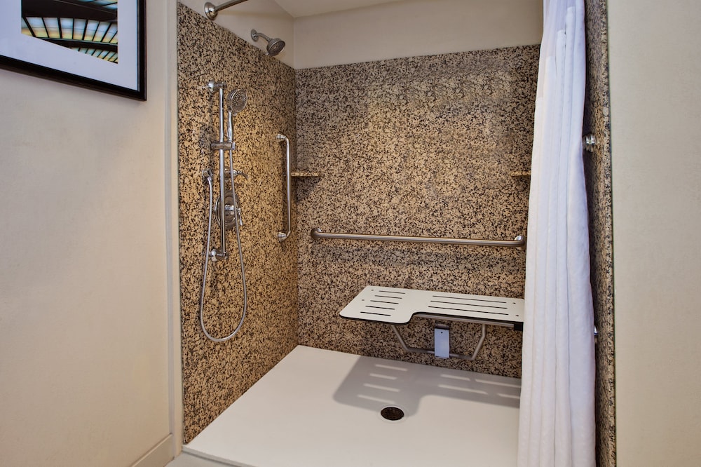 Suite, 1 King Bed, Accessible (Communications, Accessible Tub) photo 3