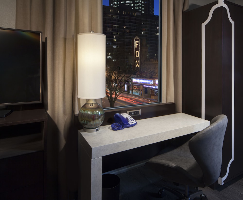 Standard Room, 1 King Bed (Fox Theater View) - Photo 4