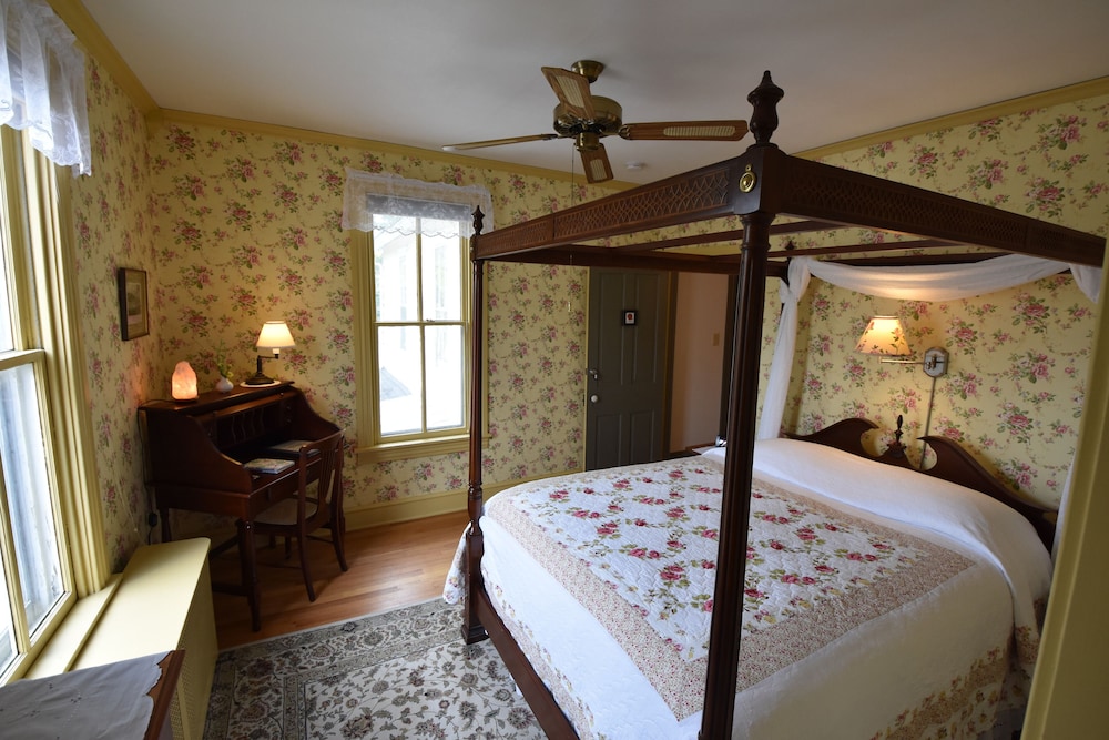 Suite, 1 Queen Bed, Private Bathroom photo 3
