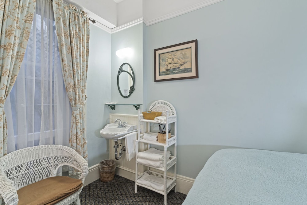 Room, 1 Double Bed (with Sink, Shared Bathroom)