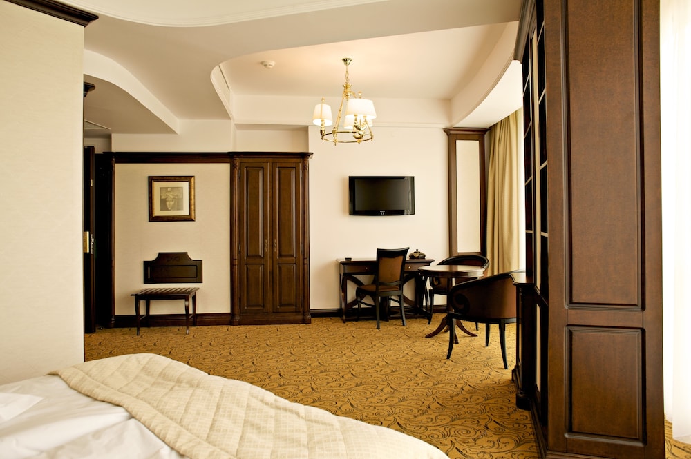 Premier Suite - Photo 5