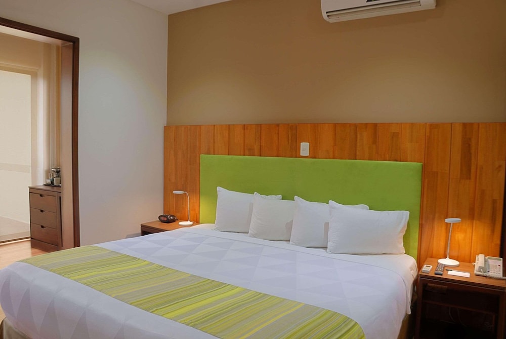 Room, 1 King Bed, Non Smoking - Photo 12