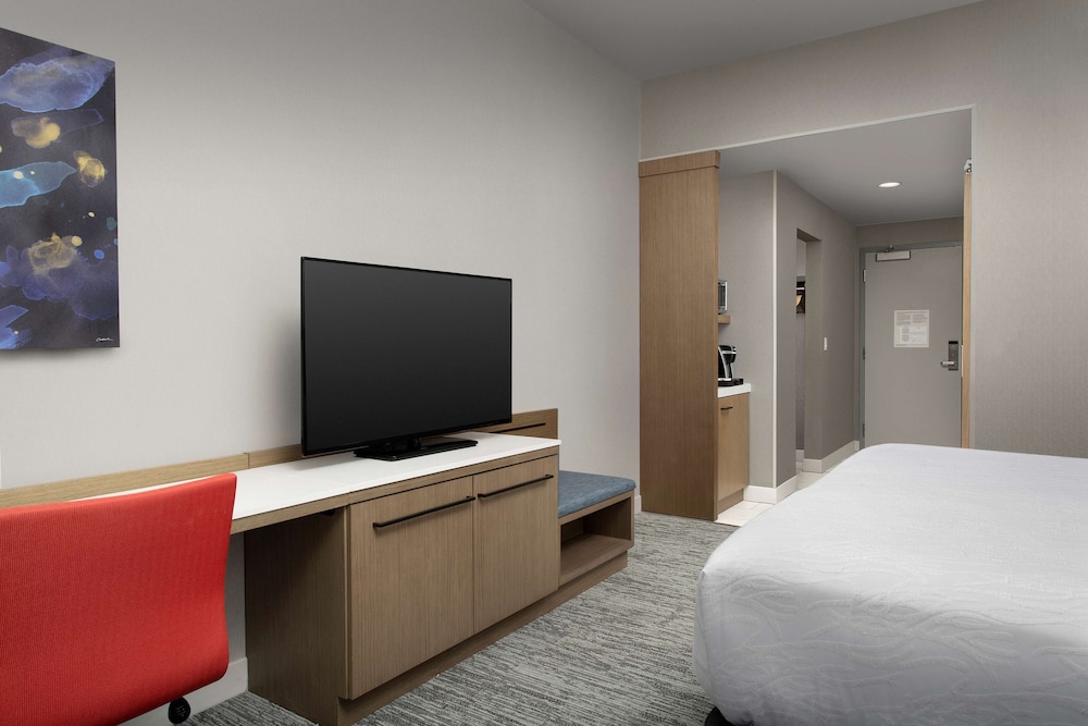 Room, 1 King Bed, Accessible, Bathtub - Photo 4