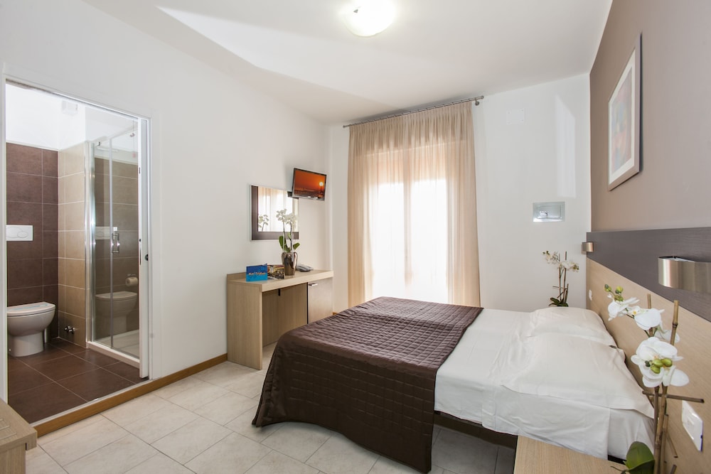 Triple Room (Beach sun loungers included) photo 3