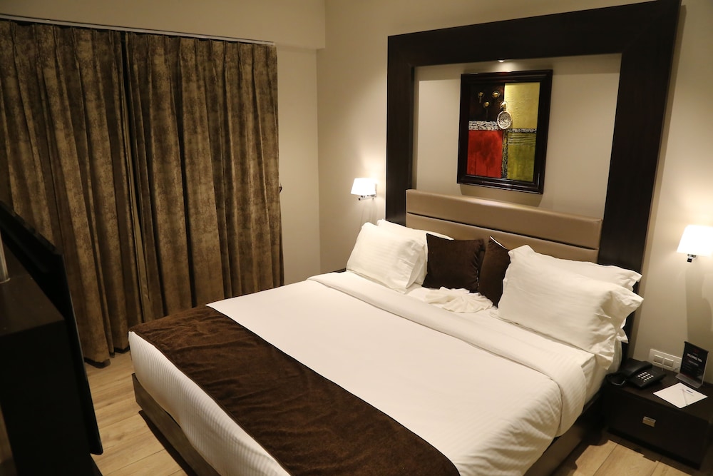 Premier Room, 1 King Bed photo 2