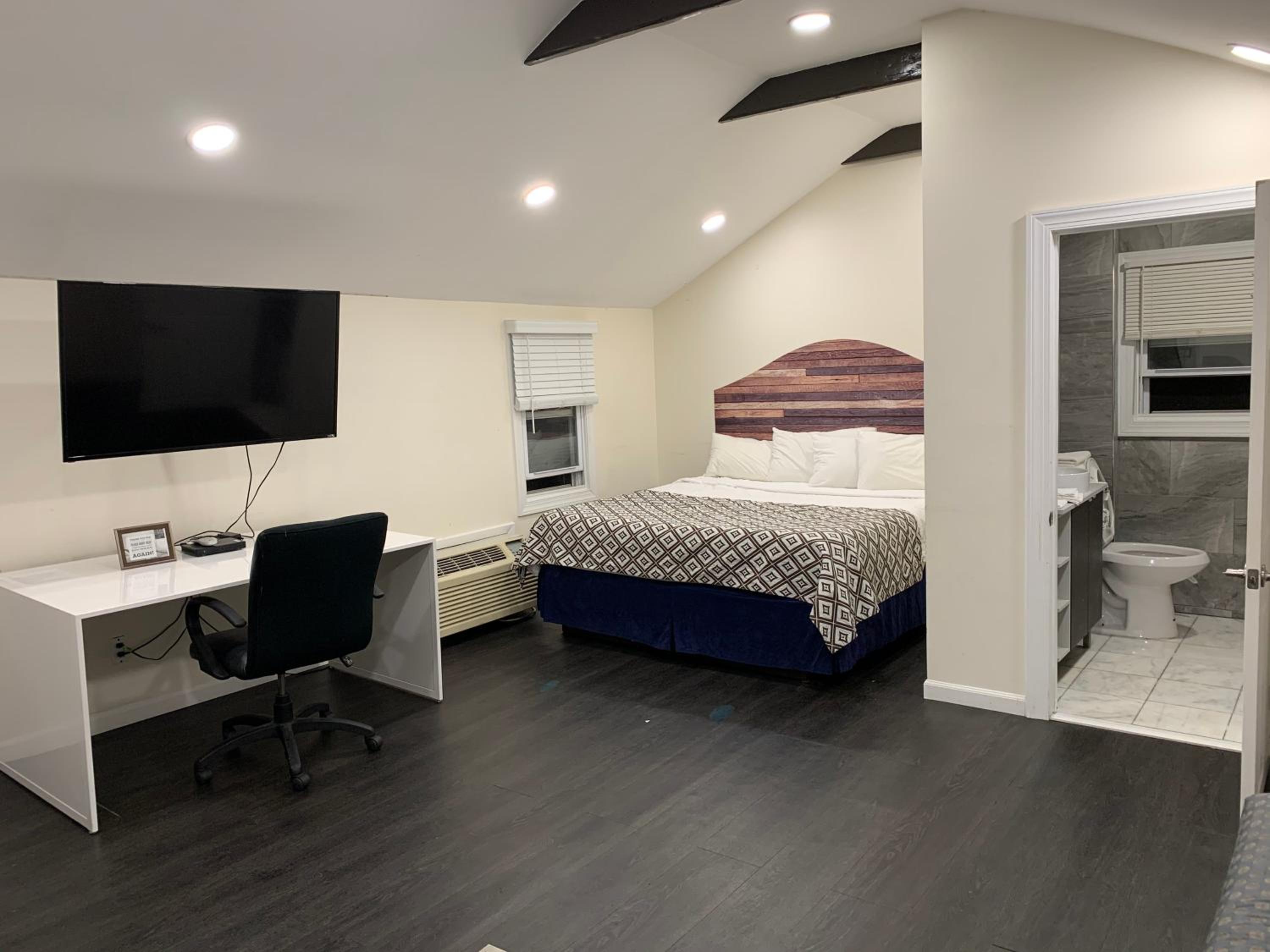Executive Suite - Photo 3