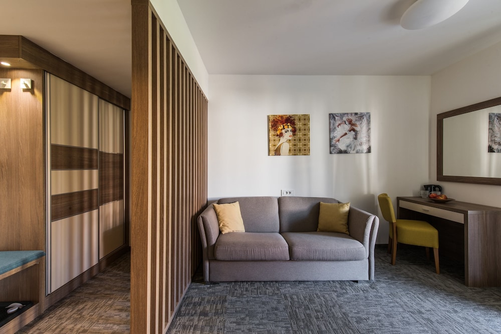 Suite, 1 Bedroom, Terrace - Photo 5