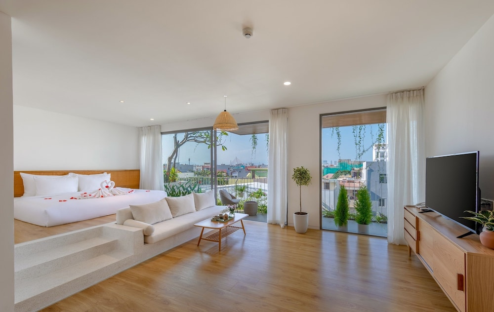 Balcony King Suite