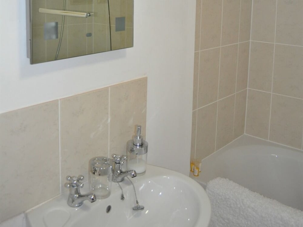 Standard Twin Room, Ensuite photo 2