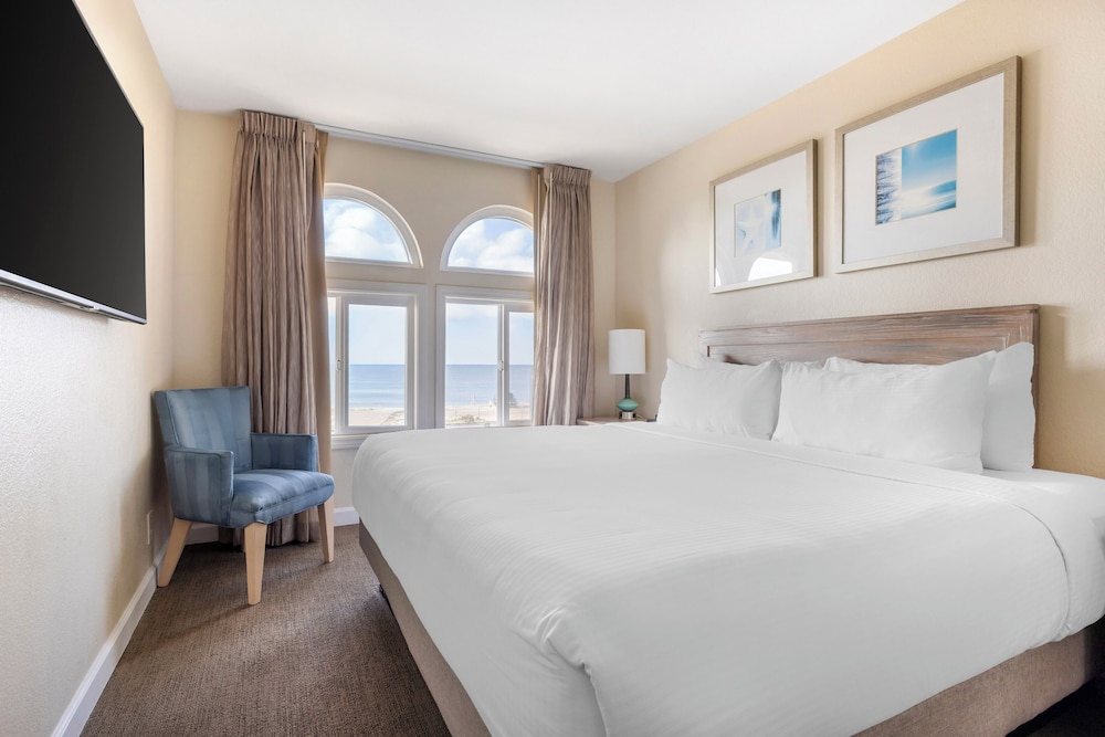 2 Bedroom Ocean View 1 King 1 Queen Suite Balcony photo 1
