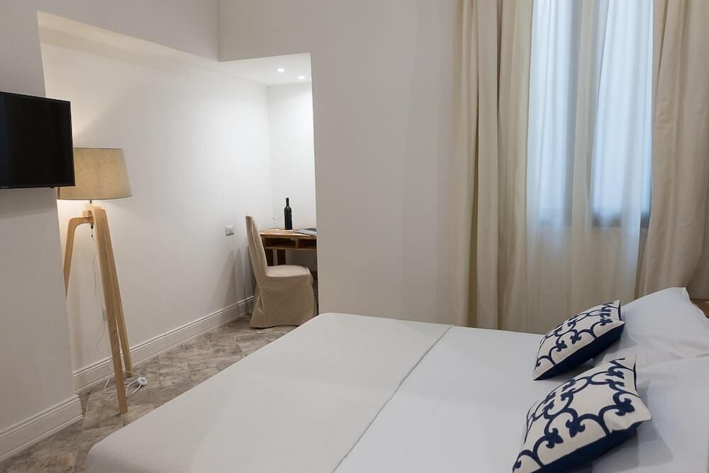 Standard Room, 1 Queen Bed, Non Smoking, Refrigerator photo 3