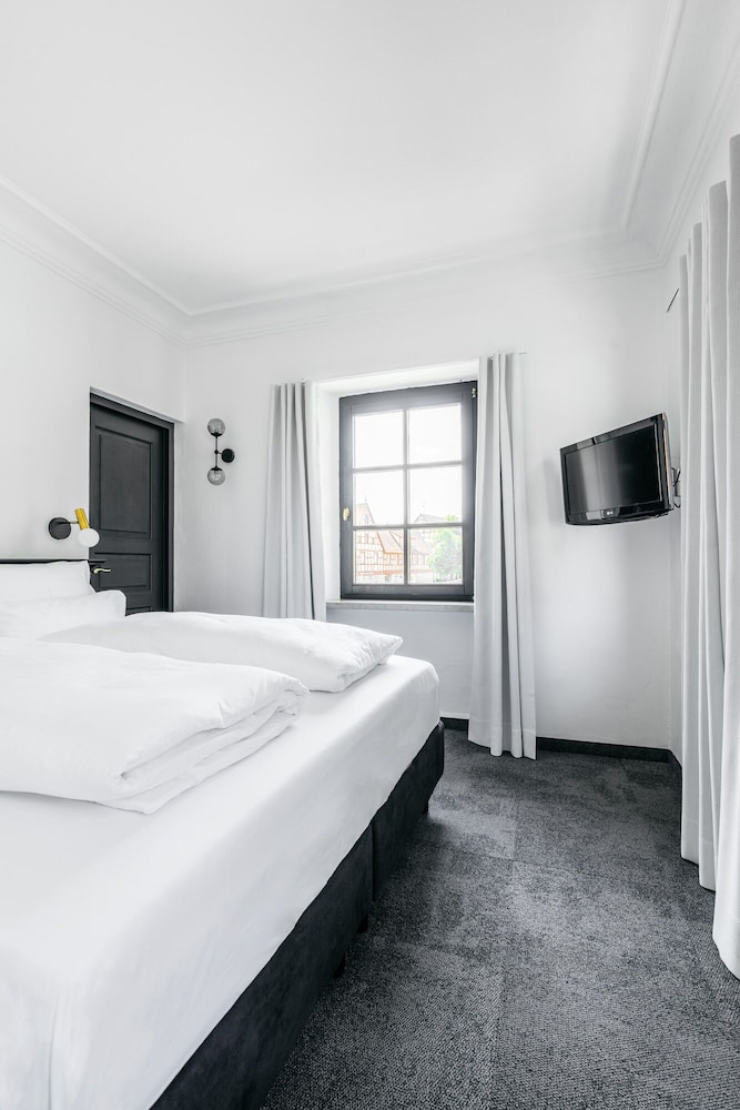 Junior Suite, 1 King Bed, Non Smoking photo 2