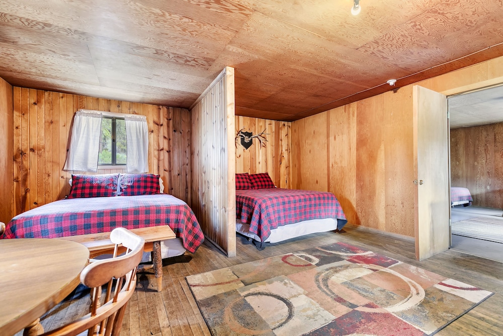 Comfort Cabin, 2 Queen Beds, Mountain View, Mountainside photo 1