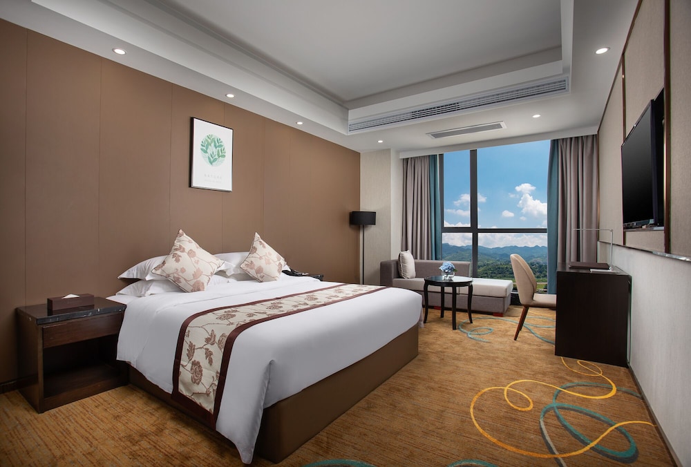Deluxe Room, 1 King Bed, Smoking - Photo 4