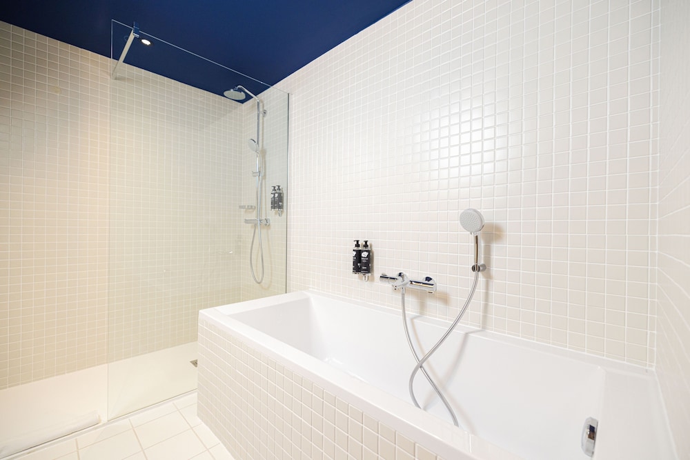 Suite - Photo 5