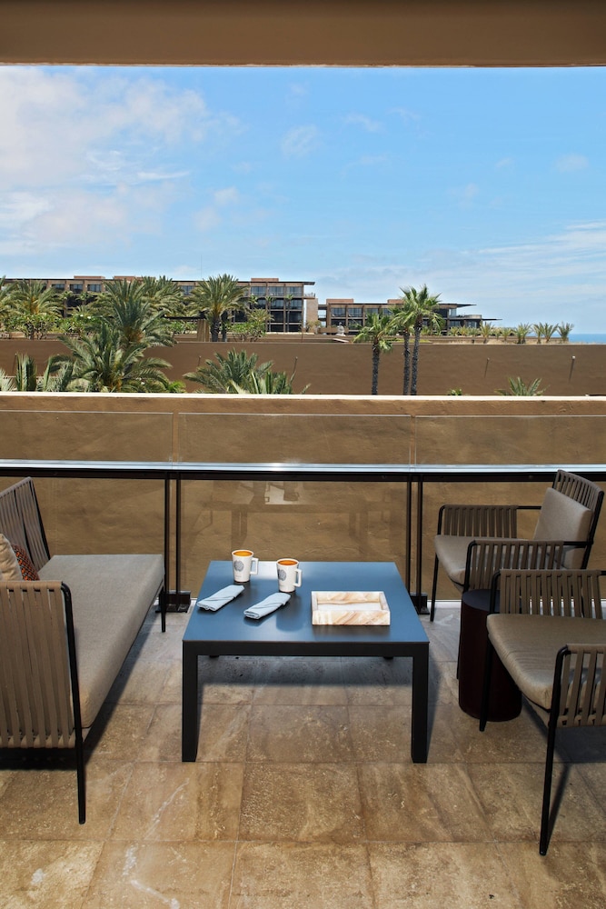 Deluxe Room, 1 King Bed, Resort View
