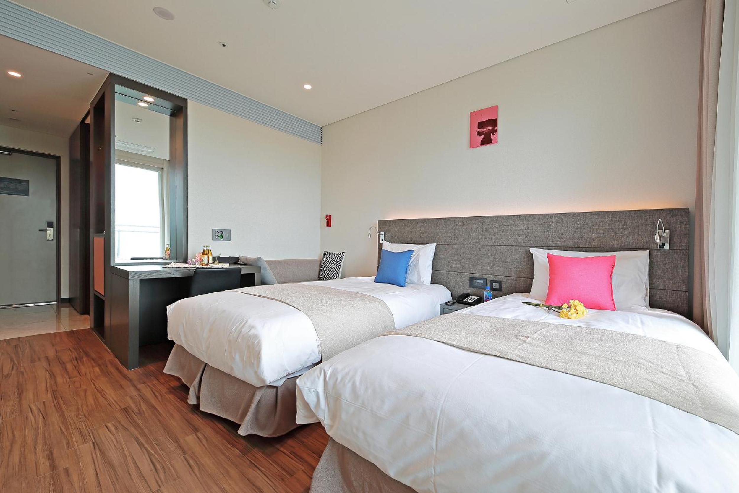 Premier Twin Room with Partial Sea View - Photo 3